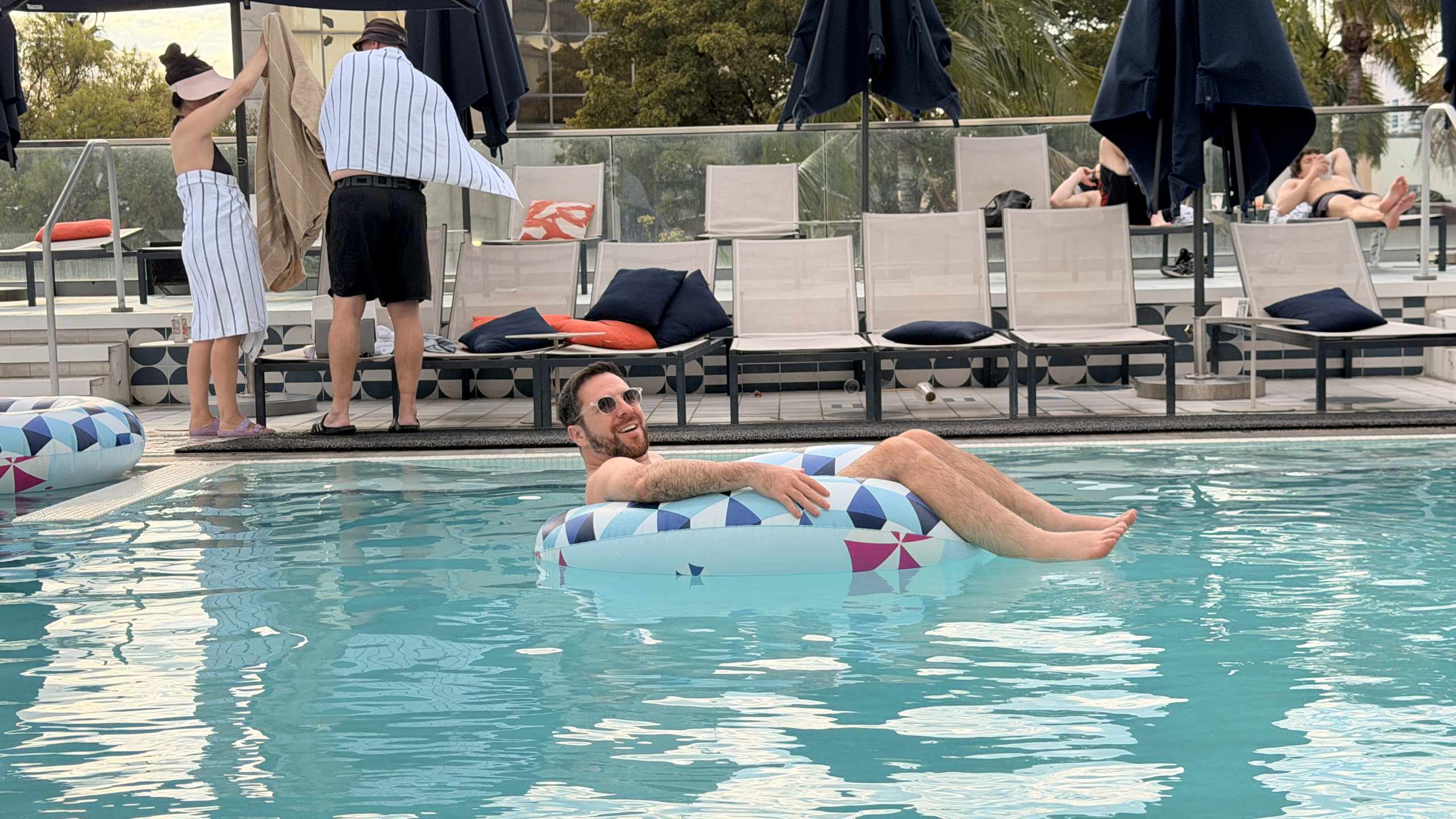 Piscina com bóia Moxy Miami LGBT