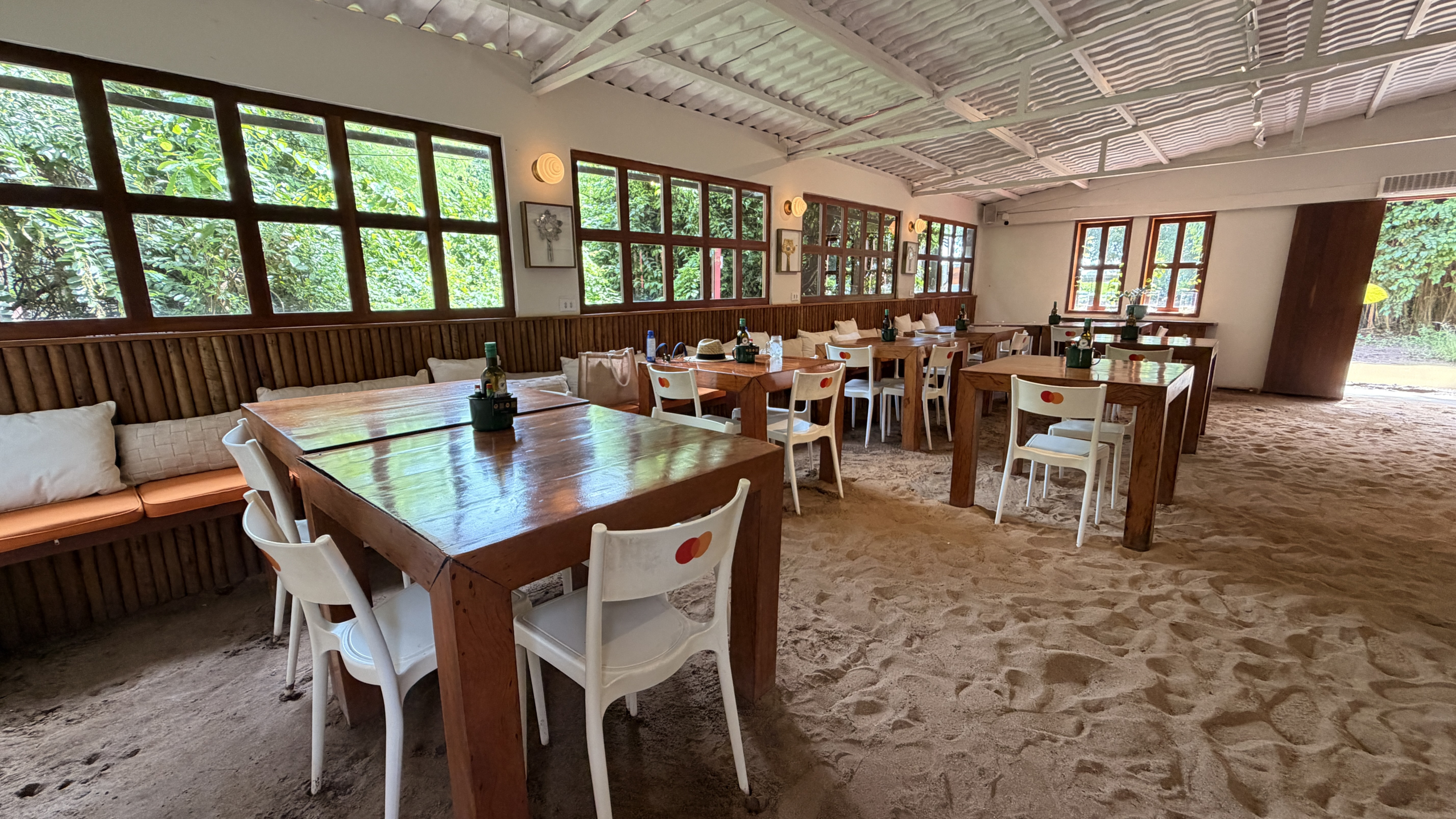 Interior restaurante Priceless Noronha